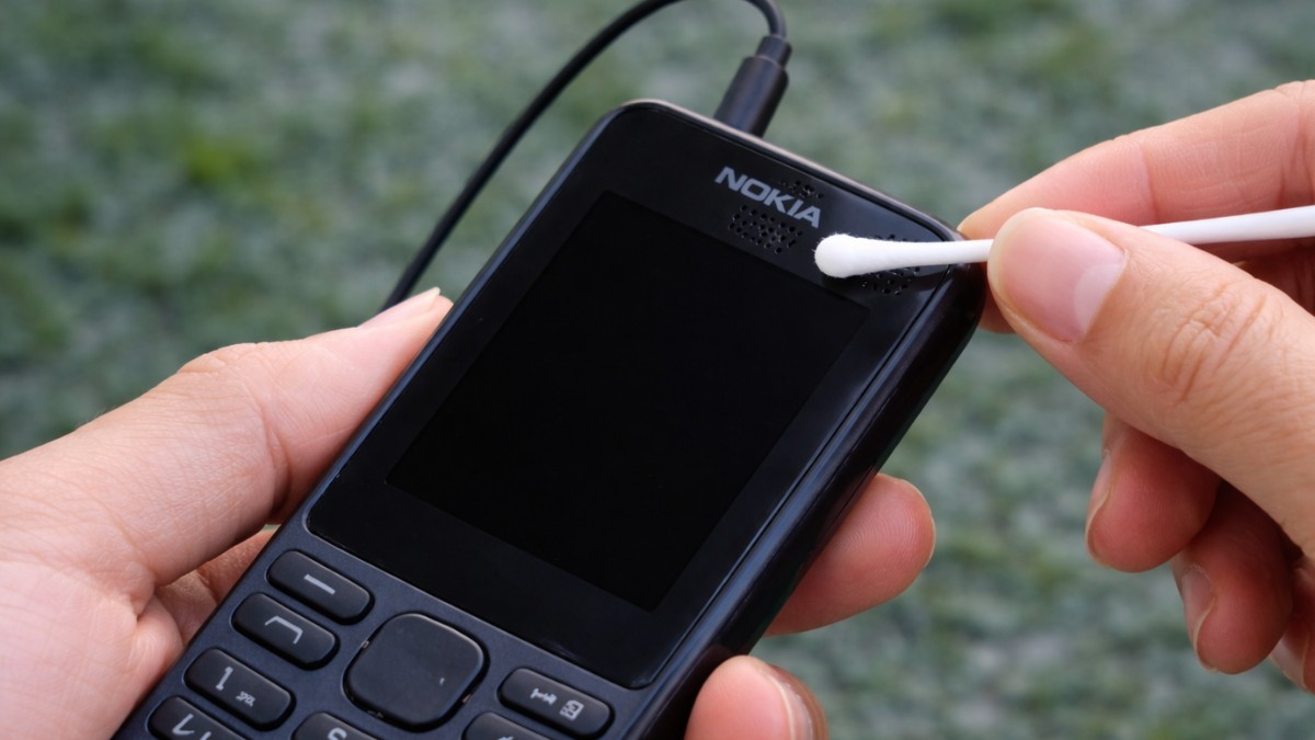 Vệ sinh lỗ loa định kỳ để tránh tình trạng điện thoại Nokia cục gạch bị mất âm thanh.