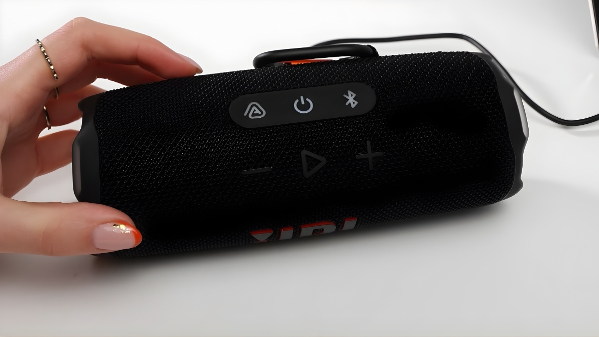 Viên pin Li-ion bên trong và cách sạc pin loa bluetooth jbl chống chai pin.