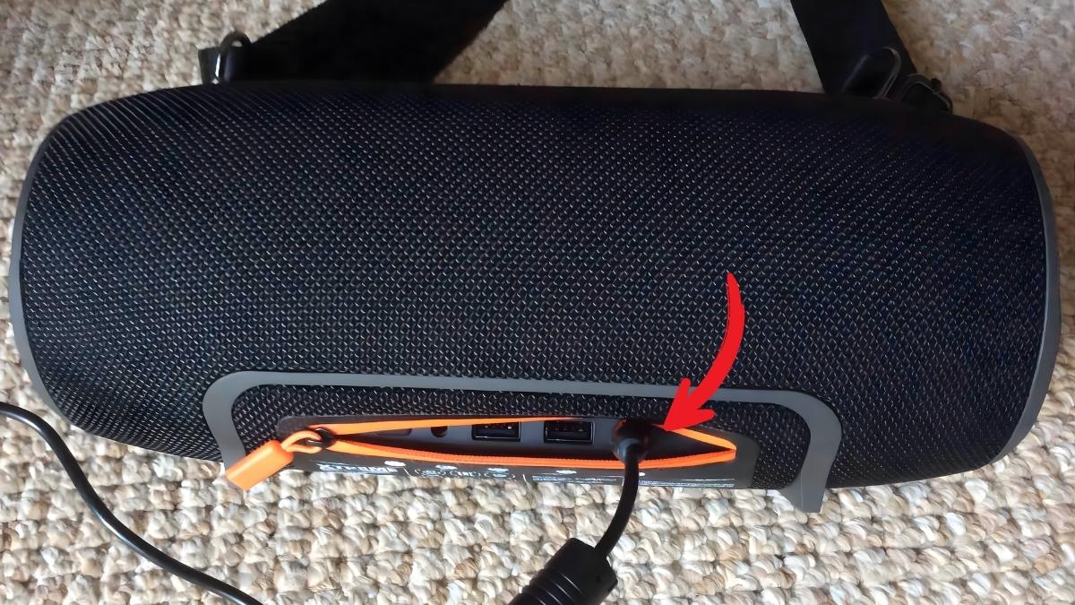 Sử dụng bộ adapter chuyên dụng trong cách sạc pin loa bluetooth jbl Xtreme.