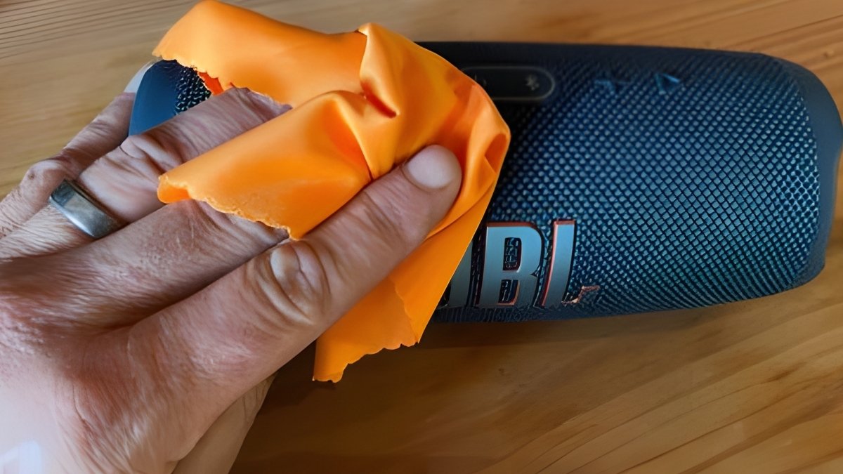 Vệ sinh cổng sạc để khắc phục lỗi không nhận cách sạc loa bluetooth jbl.