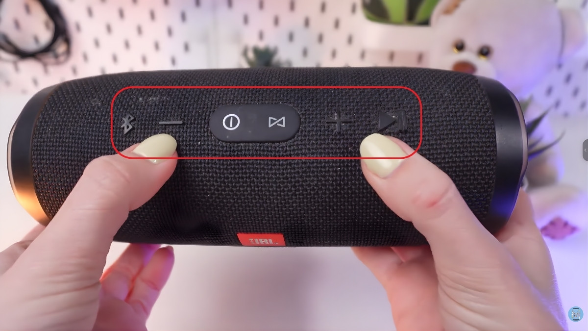 Thao tác Reset loa JBL để sửa lỗi phần mềm sạc không vào điện.