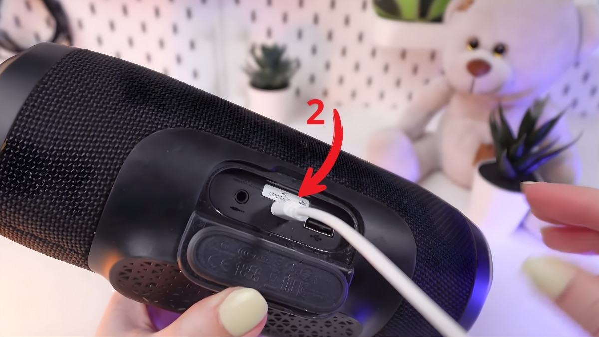 Kết nối dây cáp sạc vào nguồn điện ổn định cho loa JBL.
