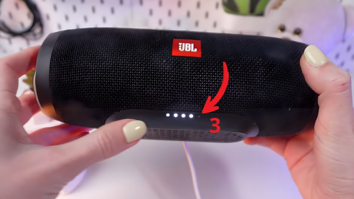 Quan sát đèn báo pin loa jbl nhấp nháy khi bắt đầu quá trình sạc.