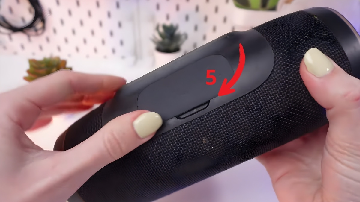 Rút dây sạc và đóng nắp cao su bảo vệ sau khi loa JBL đầy pin.