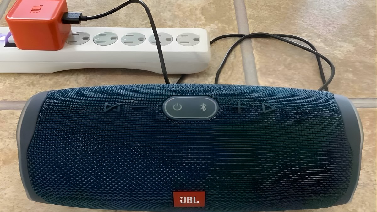 Cách sạc pin loa bluetooth jbl dòng Charge 5 sử dụng cổng USB-C.