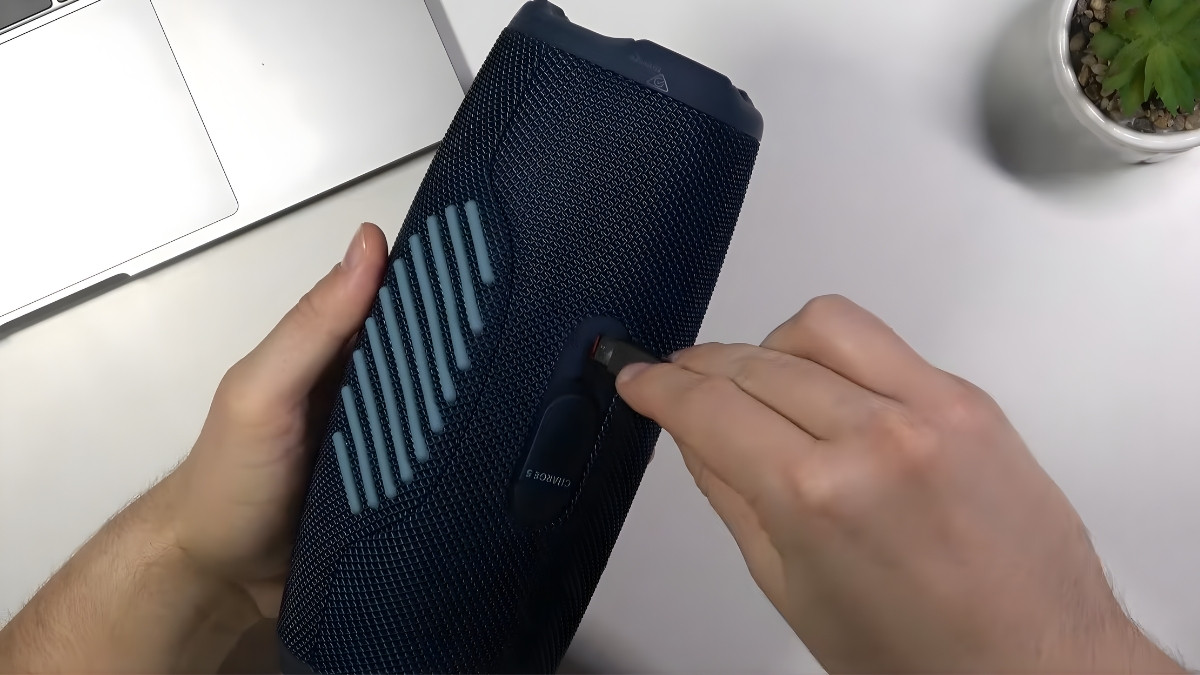 Vị trí cổng sạc và đèn tín hiệu trên dòng loa JBL Flip.