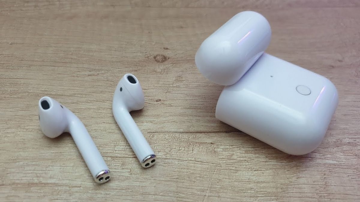 Hình ảnh 2 chiếc tai nghe i12 và hộp sạc, minh họa cách sử dụng airpod i12 cho android một cách đơn giản và dễ dàng.