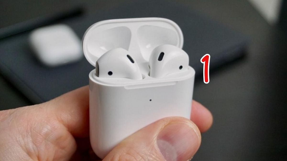 Hộp sạc i12 đang mở, chứa 2 tai nghe, bước đầu tiên trong cách sử dụng airpod i12 cho android để bắt đầu kết nối.