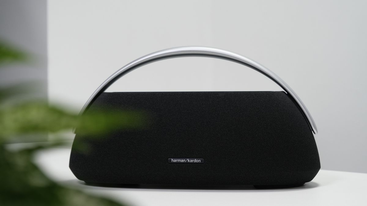 Mẫu loa Bluetooth sang trọng minh họa cho cách sử dụng loa Harman Kardon đúng chuẩn.