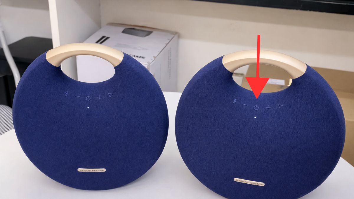 Bật nguồn thiết bị thứ hai để thực hiện cách sử dụng loa Bluetooth Harman Kardon kép.