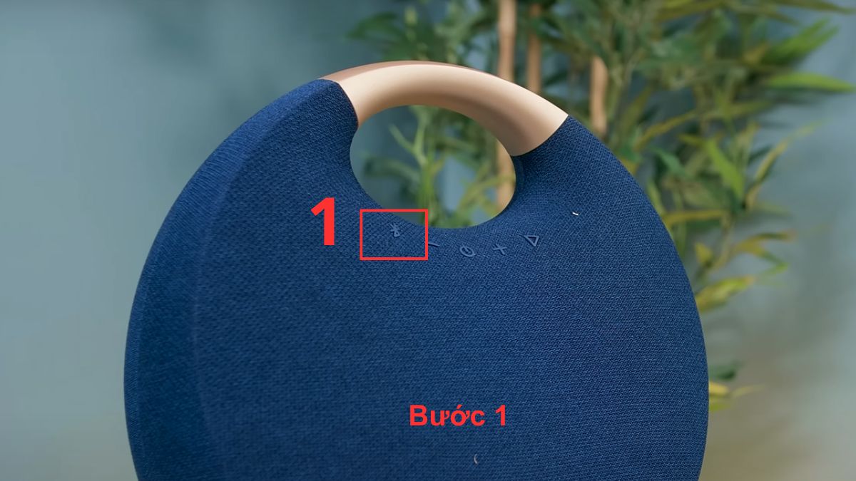 Nhấn nút Bluetooth trên thân loa là bước 1 trong cách sử dụng loa Harman Kardon.
