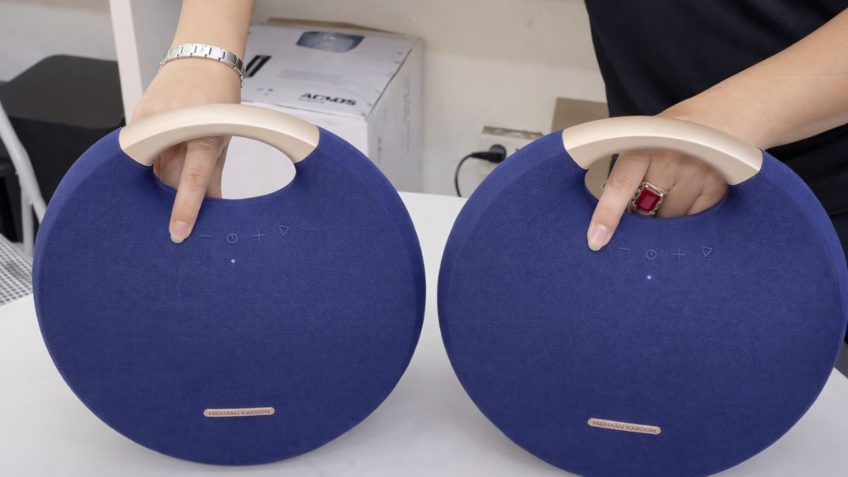 Nhấn giữ nút Bluetooth trên cả hai loa theo cách sử dụng loa Harman Kardon Wireless Dual.