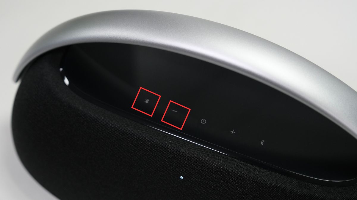 Thao tác nhấn tổ hợp nút là cách chỉnh bass loa Harman Kardon nhanh chóng nhất.