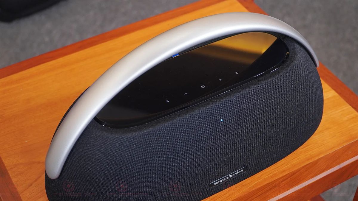 Cắm cáp đúng cổng là cách sạc pin loa Harman Kardon Onyx Studio an toàn, bền bỉ.