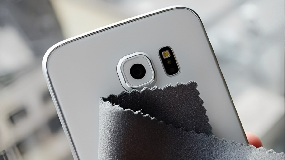 Dùng khăn mềm lau chùi ống kính camera phía sau, cách sửa máy ảnh samsung bị lỗi do bụi bẩn.