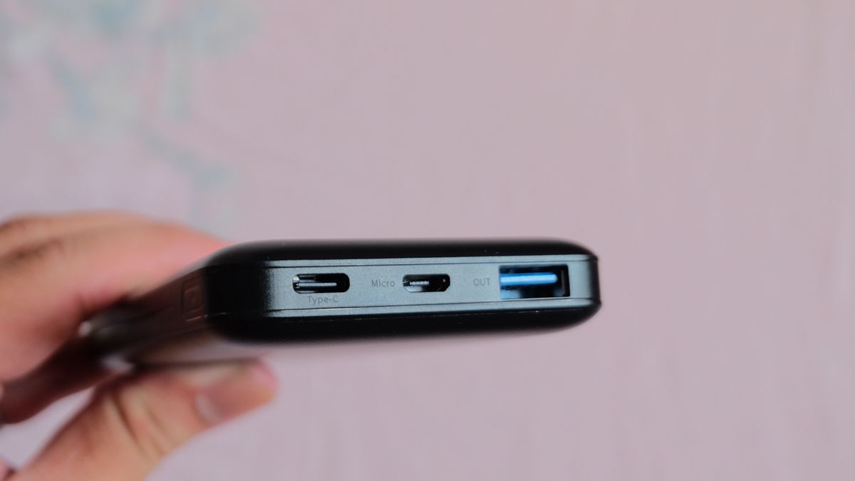 Kiểm tra cổng kết nối để tìm cách sửa sạc dự phòng không vào điện hiệu quả.