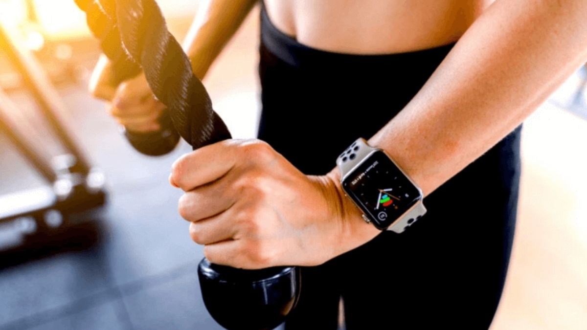 Người dùng tập gym thực hiện cách tắt âm thông báo apple watch để tránh phân tâm.