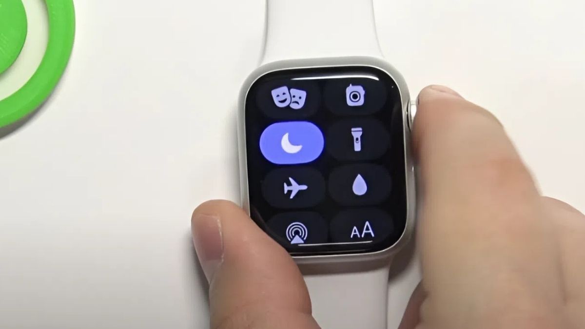 Kiểm tra kết nối iPhone để xử lý lỗi trong cách tắt âm thông báo apple watch.
