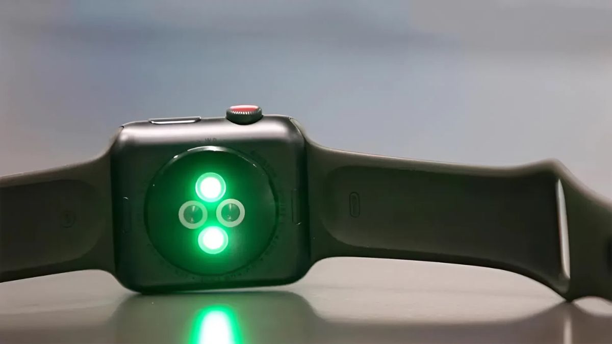 Cận cảnh cảm biến nhịp tim đang sáng để hướng dẫn cách tắt đèn xanh phía sau Apple Watch.