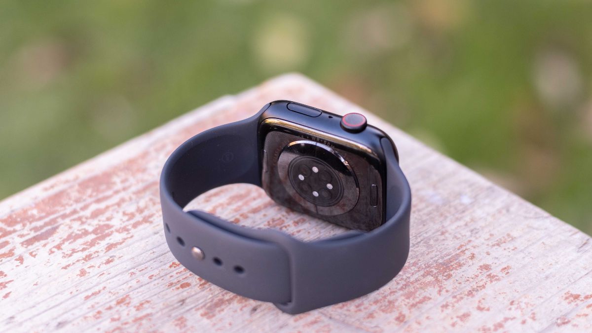 So sánh hai thế hệ cảm biến khi tìm hiểu cách tắt đèn xanh của Apple Watch tạm thời.