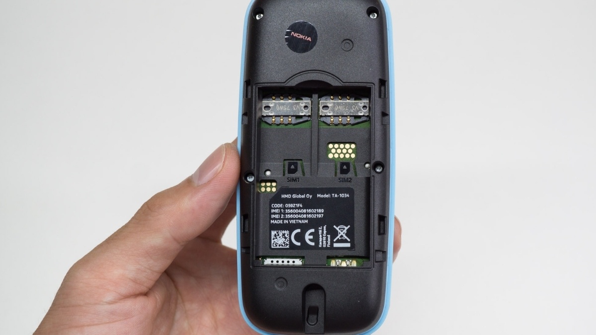 Kiểm tra khe SIM là bước đầu trong cách tắt cuộc gọi khẩn cấp nokia hiệu quả.