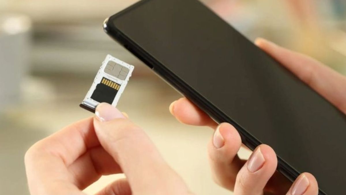 khay sim bị kẹt và thẻ sim nhỏ đang được cầm trên tay minh họa nguyên nhân kẹt sim
