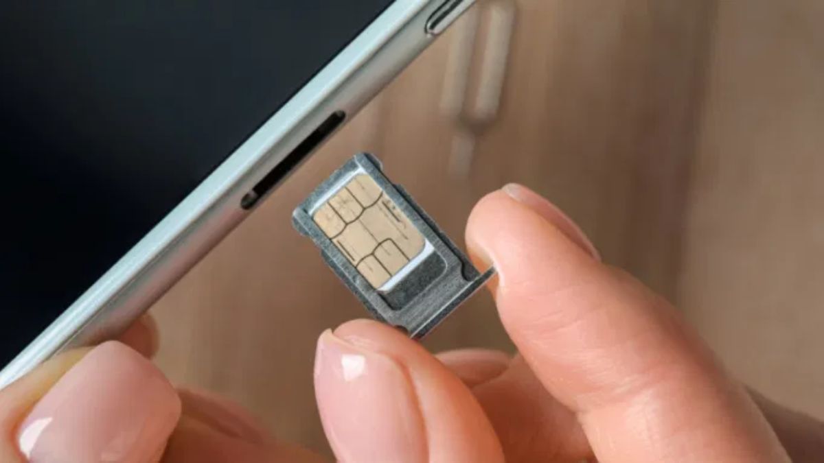Hình ảnh khay sim bị kẹt được lấy ra cho thấy cần mang máy đến trung tâm khi không tự xử lý được cách tháo khay sim khi bị kẹt