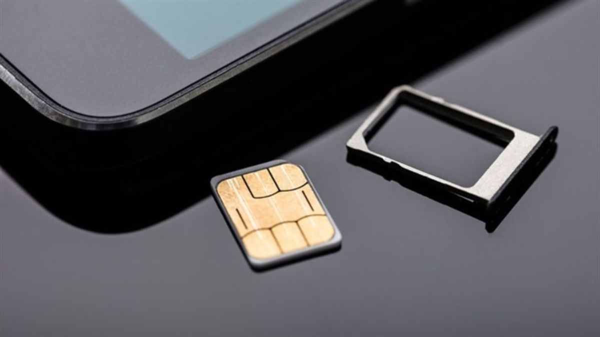 Hình ảnh khay sim và thẻ sim nano đã được tháo ra minh họa cho việc xử lý kẹt khay sim thành công