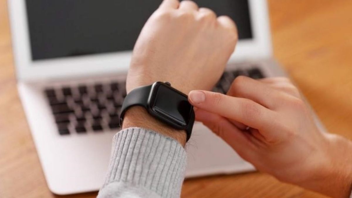 Người dùng thao tác trên mặt đồng hồ để thực hiện cách thoát icloud trên apple watch.