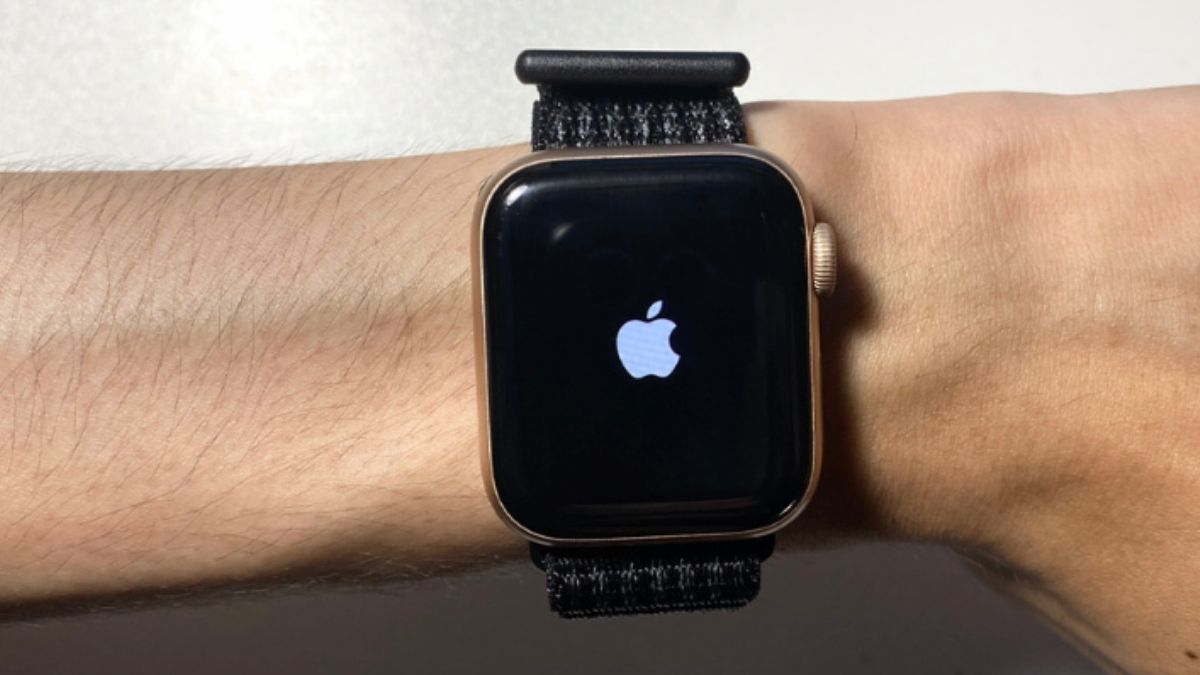 Đồng hồ tự động khôi phục sau khi hoàn tất cách thoát icloud trên apple watch bằng iPhone.