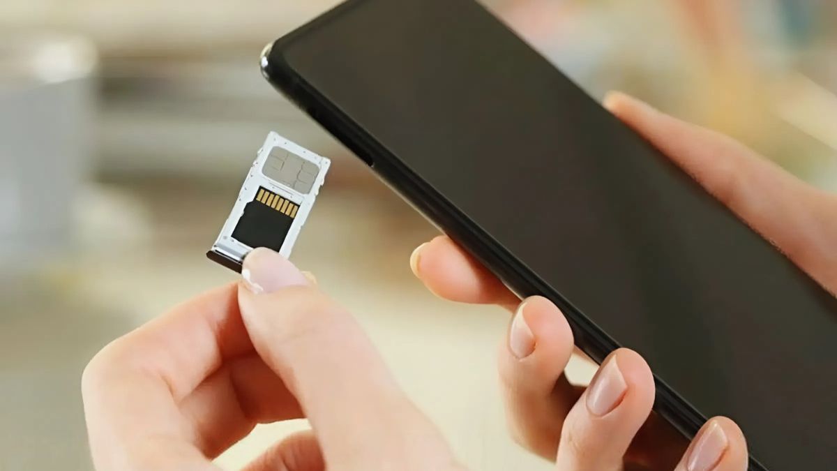 Tháo SIM và thẻ nhớ khi thực hiện cách xóa bộ nhớ trong điện thoại Samsung.