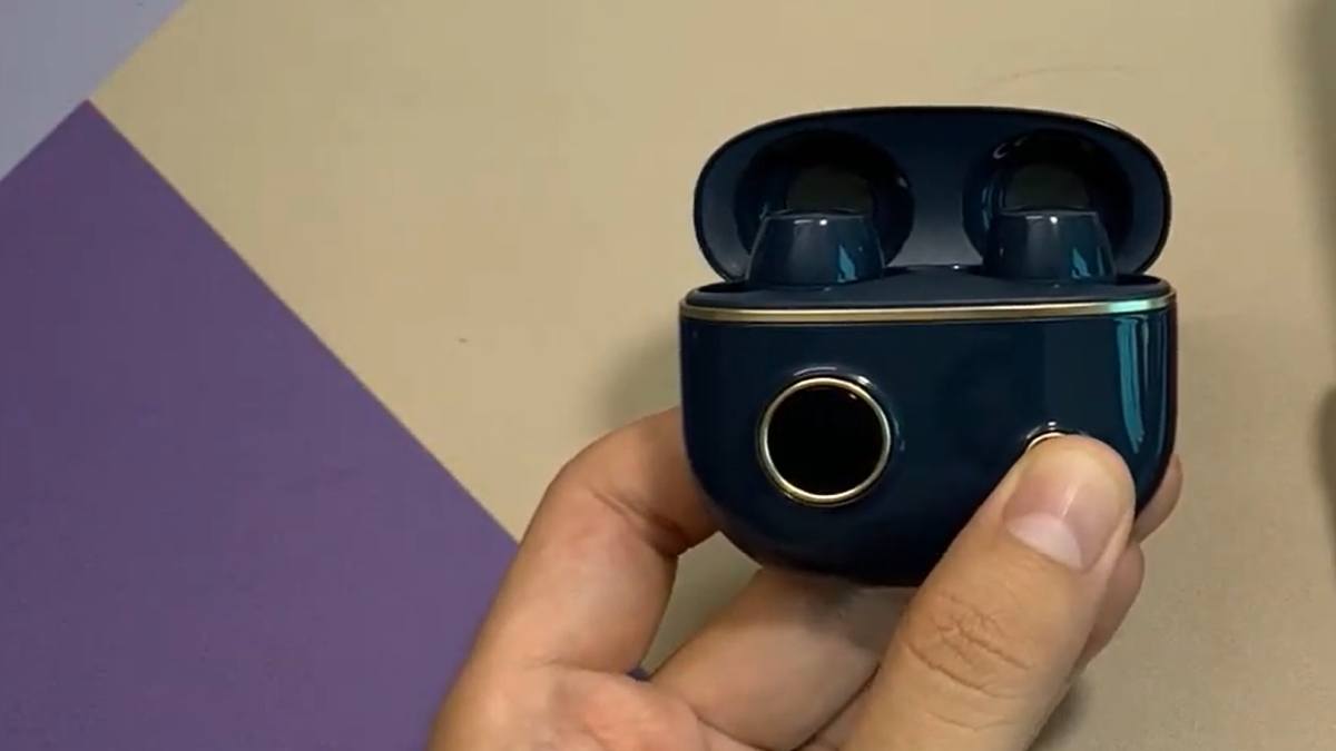 Nhấn giữ nút nguồn để thực hiện cách kết nối tai nghe edifier với điện thoại.