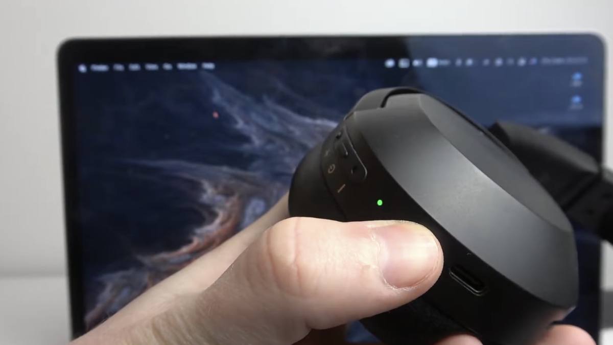 Đèn LED nháy liên tục khi thực hiện cách kết nối tai nghe bluetooth edifier với Macbook.