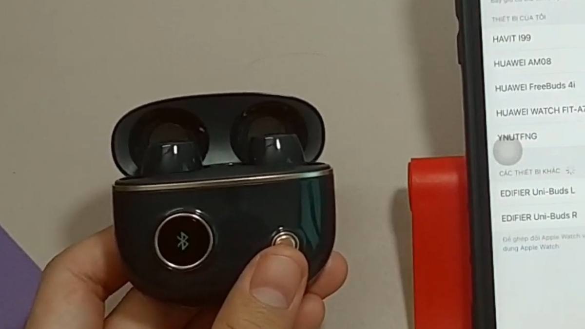 Kích hoạt chế độ Pairing để thực hiện cách kết nối tai nghe edifier với iphone.