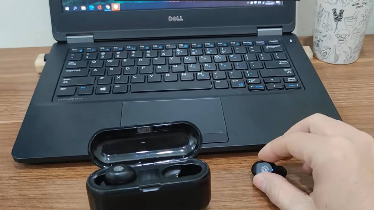 Lấy tai nghe ra khỏi hộp sạc để kết nối tai nghe edifier với máy tính Windows.