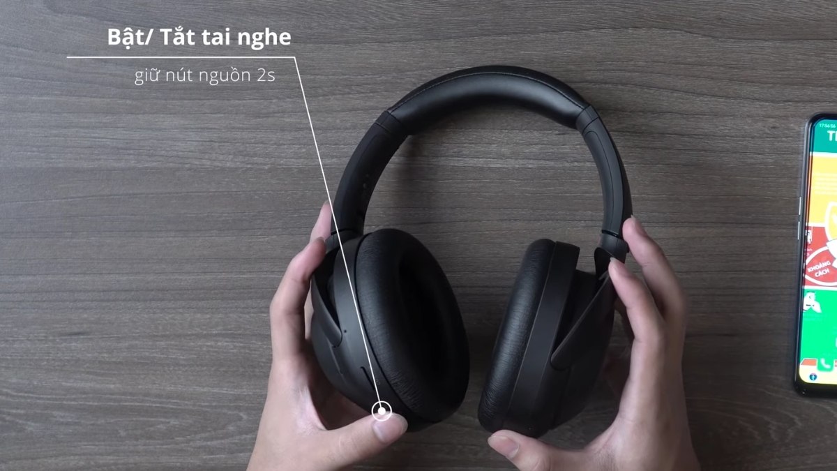 Đèn LED nhấp nháy báo hiệu chế độ ghép nối khi kết nối tai nghe sony chụp tai.