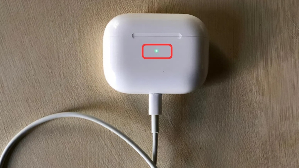 Quan sát đèn LED trên hộp sạc là cách biết tai nghe bluetooth đầy pin nhanh nhất.