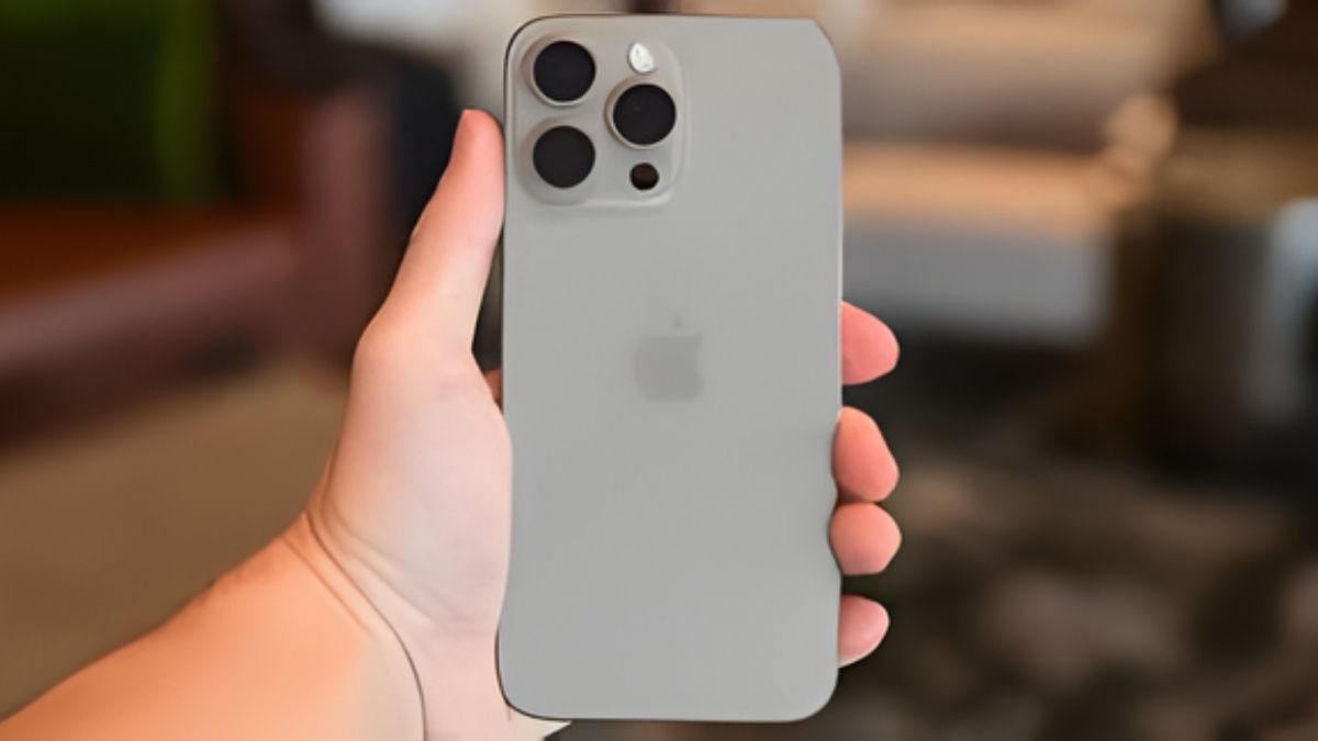 Hình ảnh cụm camera iPhone 15 Pro Max bị hỏng, cần mang đến trung tâm sửa chữa uy tín để khắc phục.