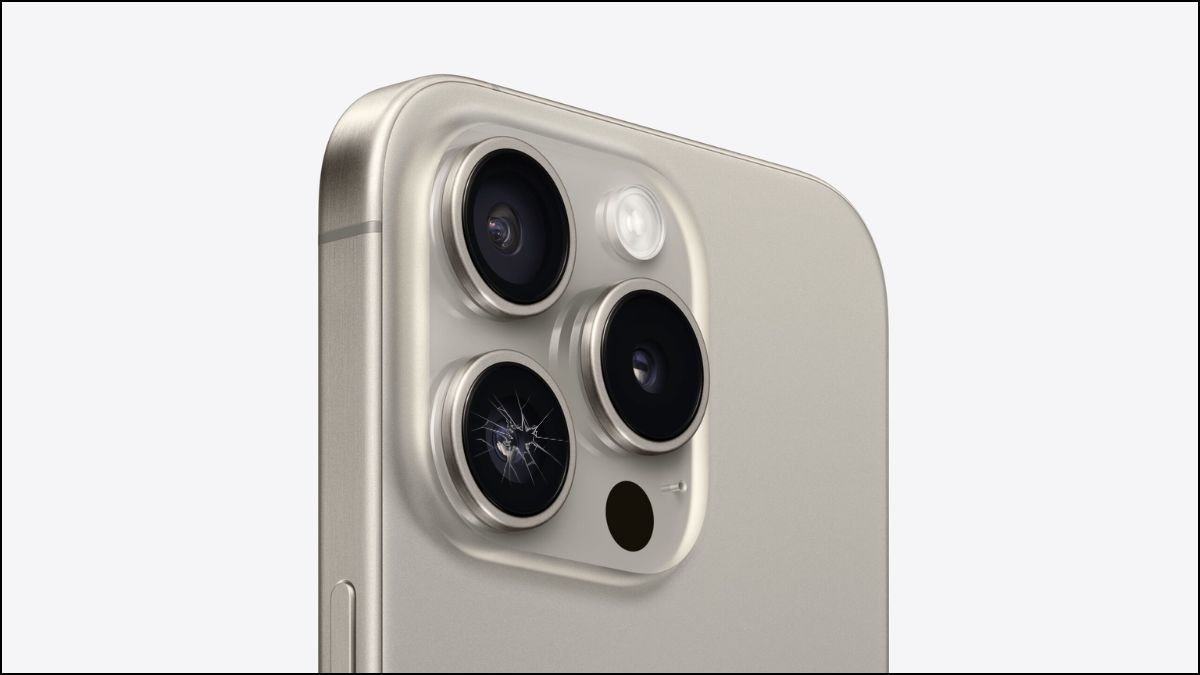 Cận cảnh cụm camera iPhone 15 Pro Max bị trầy xước nhẹ, nguyên nhân khiến iPhone 15 Pro Max chụp ảnh bị mờ.