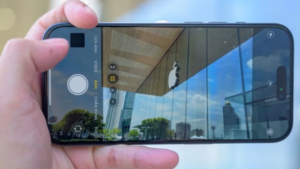 Giao diện cài đặt Camera, minh họa nguyên nhân camera iPhone 15 Pro Max bị mờ do thiết lập sai.