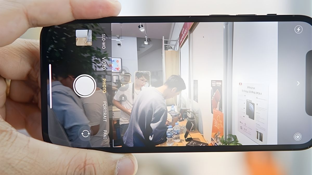 Bảng mạch cảm biến camera, minh họa lỗi cảm biến (dead pixel) gây nên hiện tượng camera iPhone 15 Pro Max bị mờ.