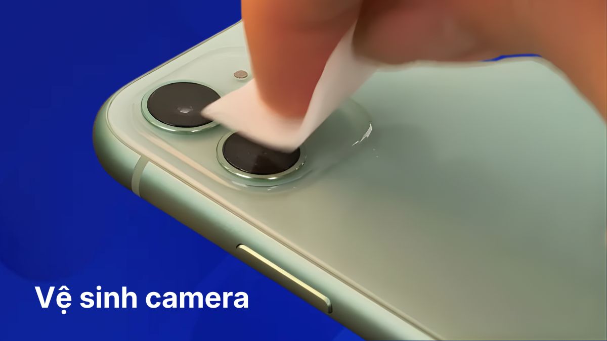 Vệ sinh ống kính camera iPhone bằng khăn mềm để khắc phục camera trước bị mờ do bụi bẩn.