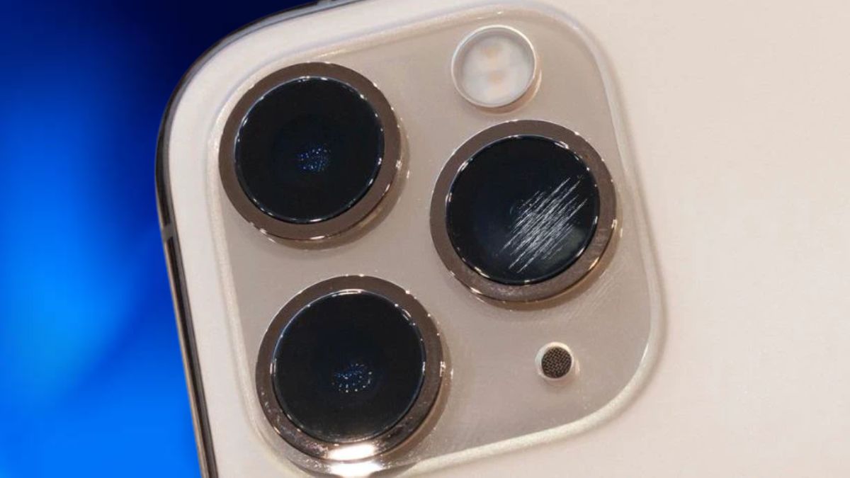 Ống kính camera iPhone bị bám bẩn, trầy xước bề mặt làm ảnh bị nhòe và camera trước bị mờ.