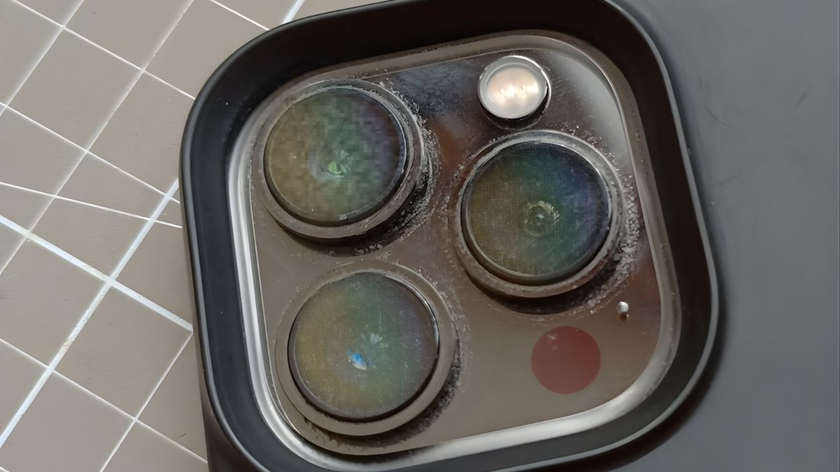 Camera iPhone bị mốc do để lâu trong môi trường ẩm, khiến ảnh chụp có đốm và bị ám màu.