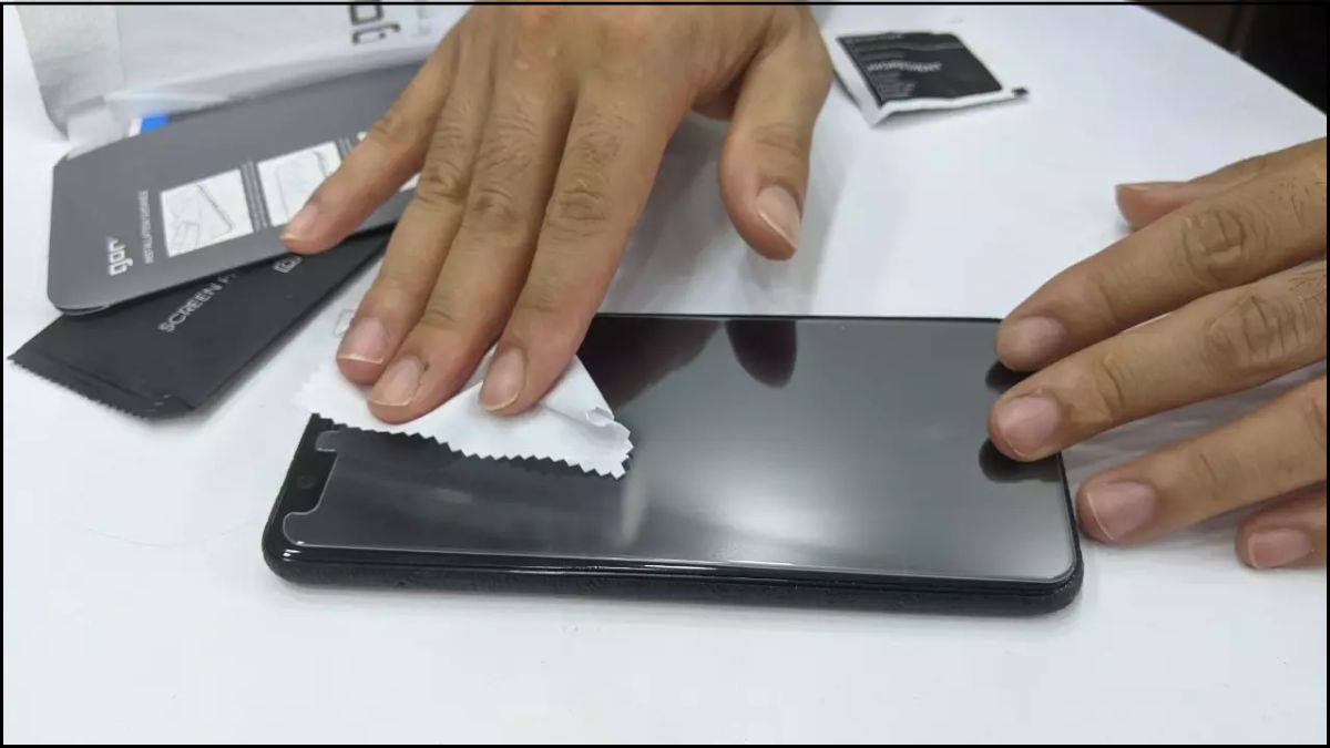 chống nhìn trộm màn hình samsung kiểm tra và miết miếng dán chống nhìn trộm màn hình điện thoại Samsung