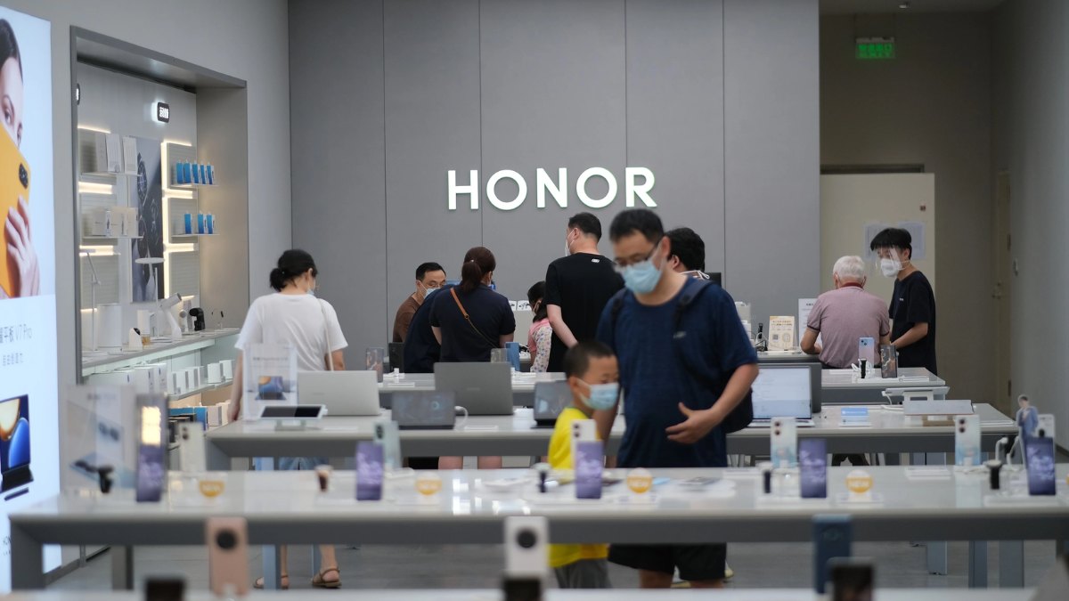 Khách hàng đến trung tâm bảo hành Honor để kiểm tra tình trạng phần cứng thiết bị.