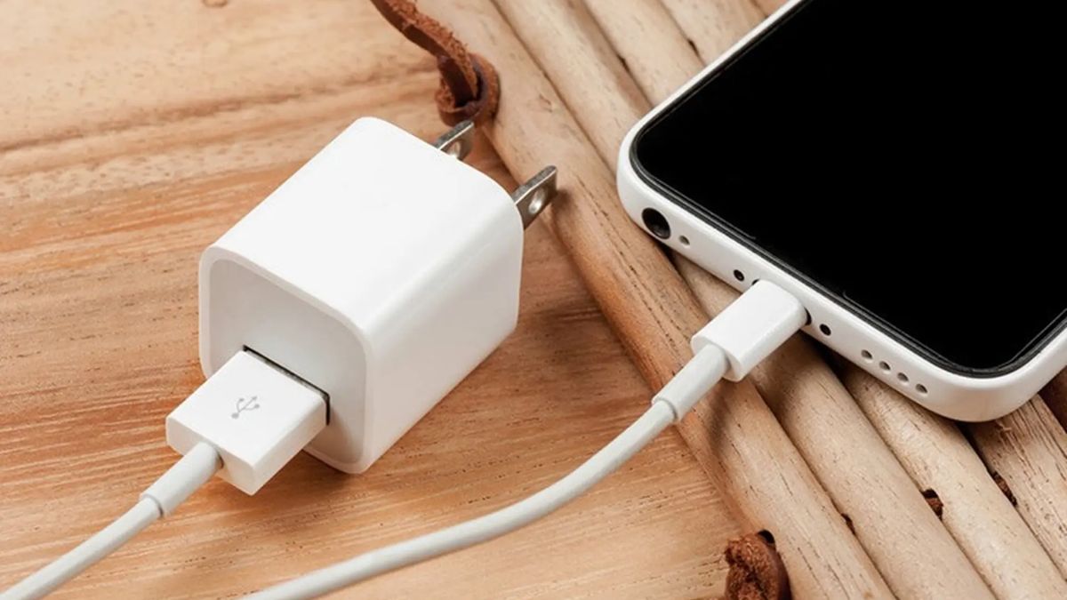 Sử dụng củ sạc kém chất lượng gây dung lượng pin iphone 13 tụt nhanh.