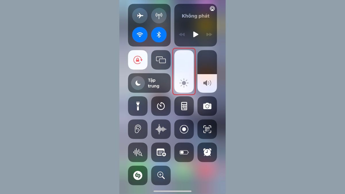 Hạ độ sáng màn hình điện thoại tránh dung lượng pin iphone 13 tụt nhanh.