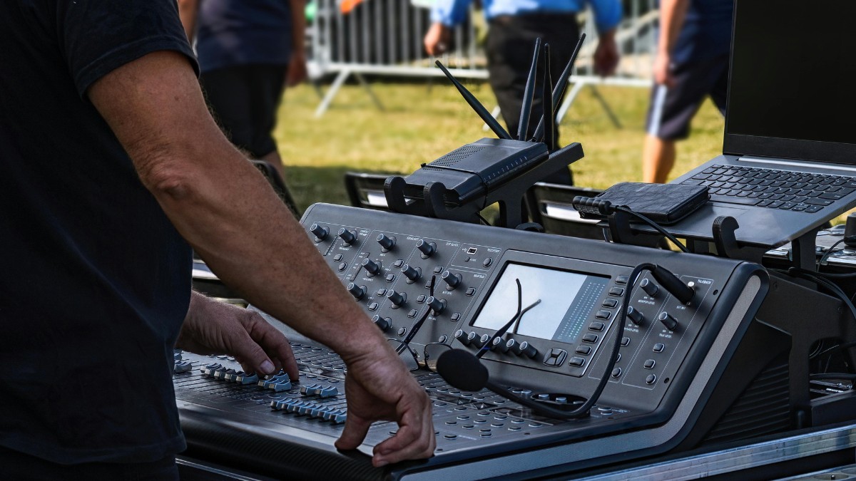 Minh họa khái niệm hiệu ứng echo là gì giúp giọng hát dày và mượt hơn.