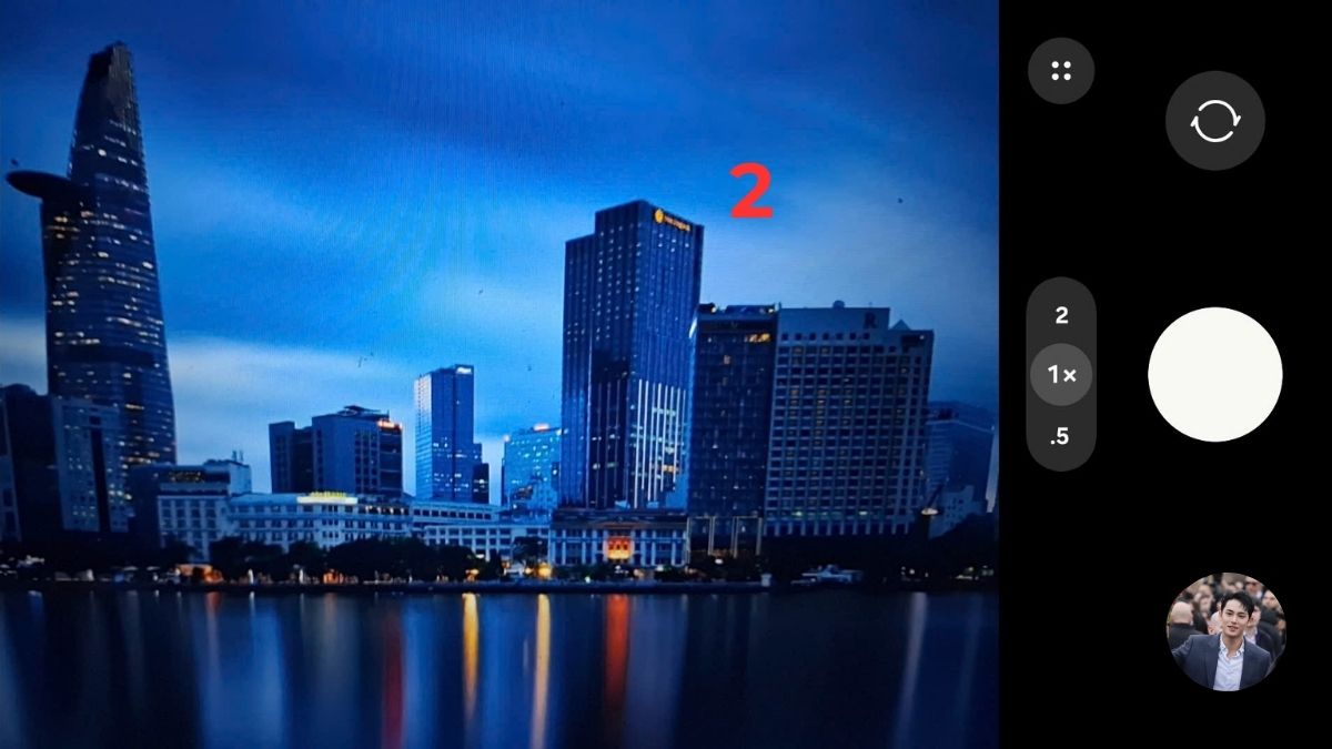 Thao tác chạm lấy nét trên màn hình điện thoại giúp xác định EV là gì trong máy ảnh.